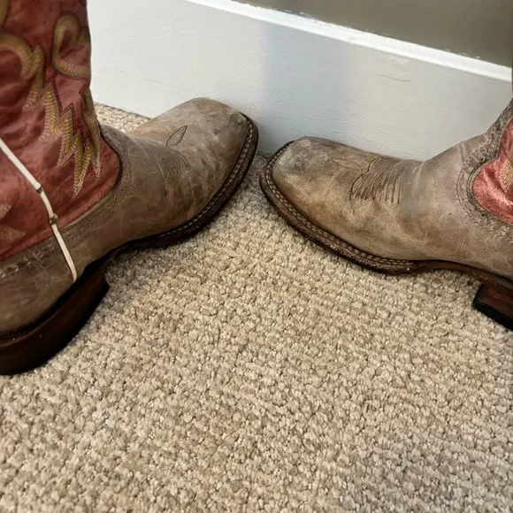 🐎 Ariat Square Toe Womens Cowboy Boots - size 6.5