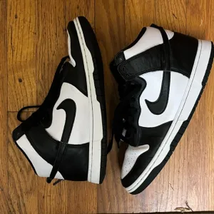 🆕 NIKE. Black and White High-Top Sneakers. 10