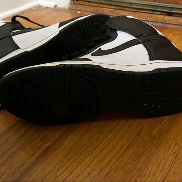🆕 NIKE. Black and White High-Top Sneakers. 10