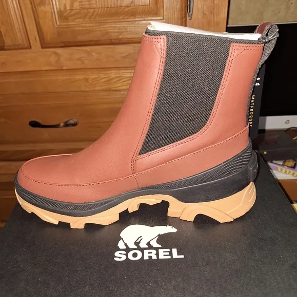 A pair of Sorel Brex Chelsea boots in a women's size 10, waterproof. NWB.