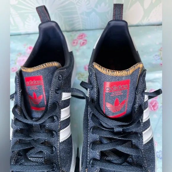 Adidas Campus Denim sneakers with Red/White Logo Insignia in blue color Size 10