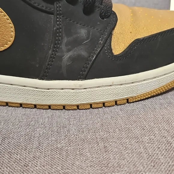 Air Jordan MELO Black and Gold High-Top Sneakers. MEN SIZE 10. RETRO
