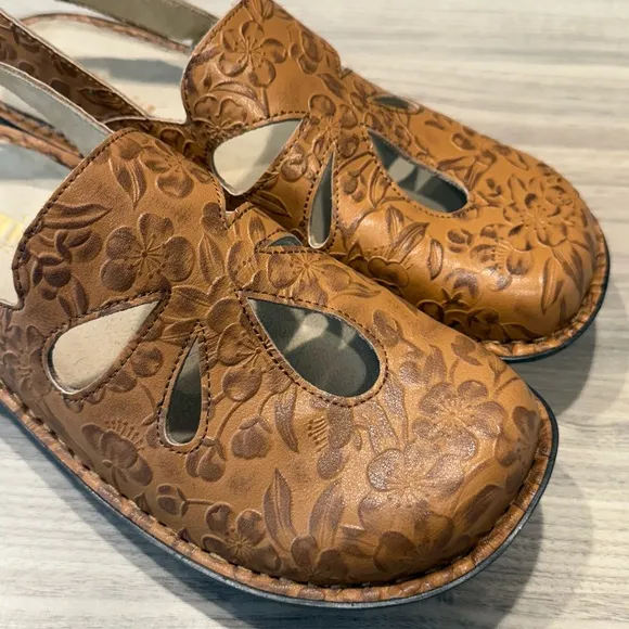 Alegria Leather Adjustable Backstrap Clogs - Linda Loretta Fawn Sz 9.5