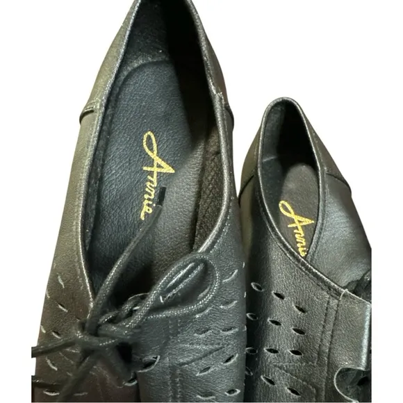 Annie’s comfort Sandel