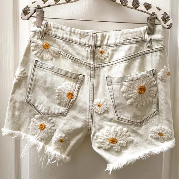 Anthropologie [BLANKNYC] Daisy Ultra High-Rise Embroidered Denim Shorts Size 27