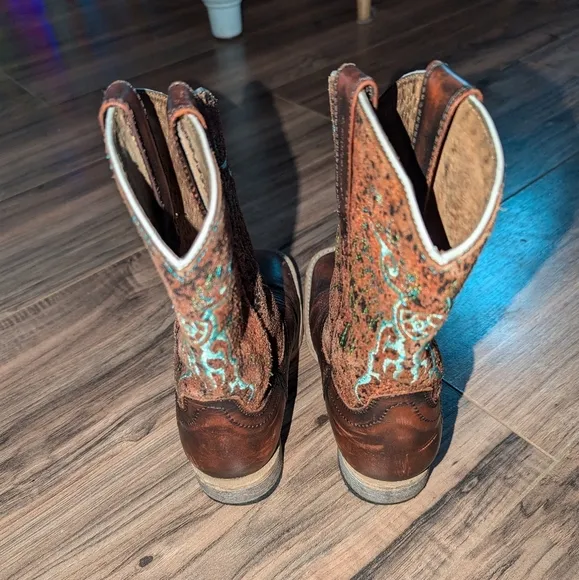 Ariat Youth size 12 cowboy or cowgirl boots. Unisex. Square toe.