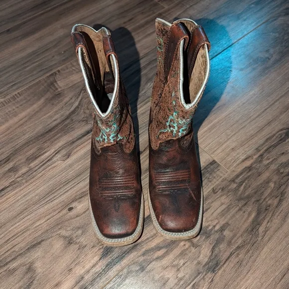 Ariat Youth size 12 cowboy or cowgirl boots. Unisex. Square toe.