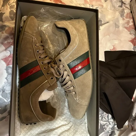Authentic Gucci sneakersMen's Beige Casual Shoes with Red and Green Stripe