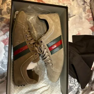 Authentic Gucci sneakersMen's Beige Casual Shoes with Red and Green Stripe