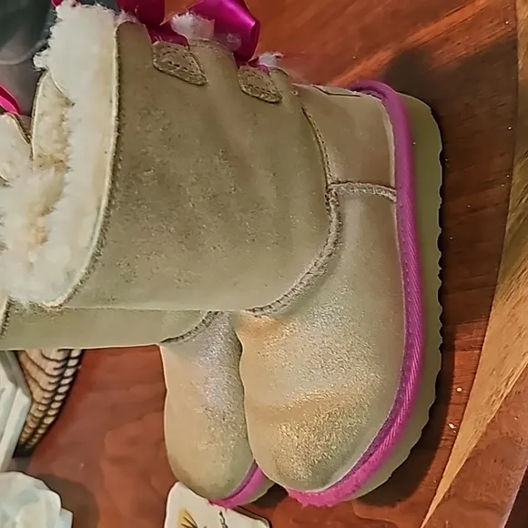 AWESOME UGGS BAILEY BOW CHESTNUT/ FUSCHIA SHIMMER BOOTS