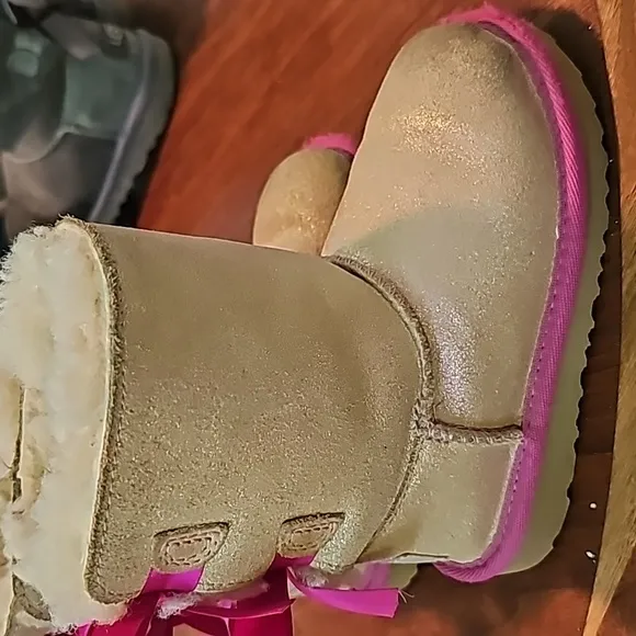 AWESOME UGGS BAILEY BOW CHESTNUT/ FUSCHIA SHIMMER BOOTS