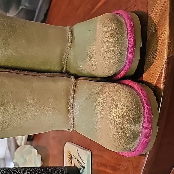 AWESOME UGGS BAILEY BOW CHESTNUT/ FUSCHIA SHIMMER BOOTS