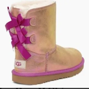AWESOME UGGS BAILEY BOW CHESTNUT/ FUSCHIA SHIMMER BOOTS