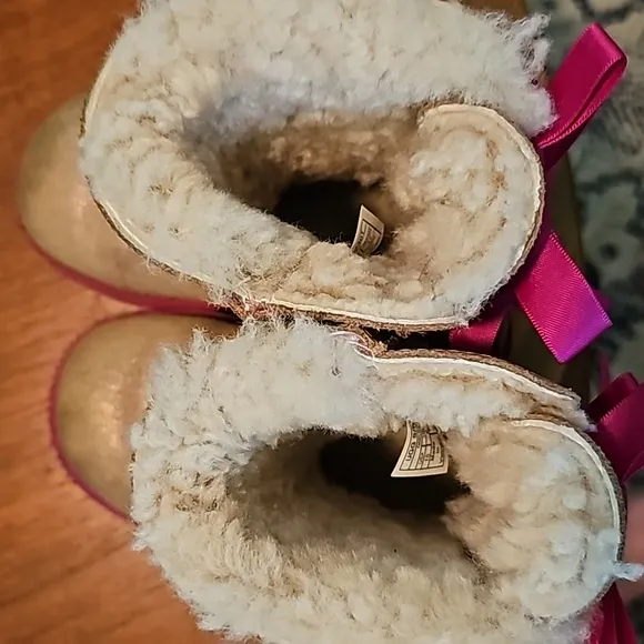AWESOME UGGS BAILEY BOW CHESTNUT/ FUSCHIA SHIMMER BOOTS