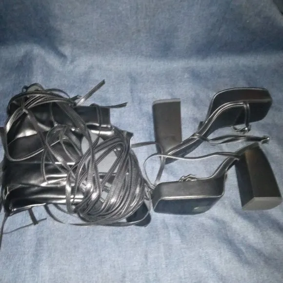 AZALEA WANG &quot; READILY STRAPPED &quot; 2 IN 1 STRAPPY SANDAL IN BLACK ( BRAND NEW !!!!