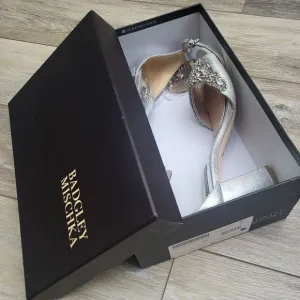 Badgley Mischka wedding shoes silver with gems 💎 ✨️ gorgeous 3.25&quot; heel