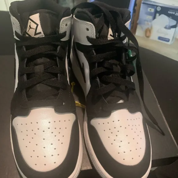 Black and White High-Top Sneakers Air Jordan 1 Mid Diamond Shorts