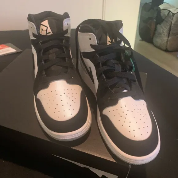 Black and White High-Top Sneakers Air Jordan 1 Mid Diamond Shorts