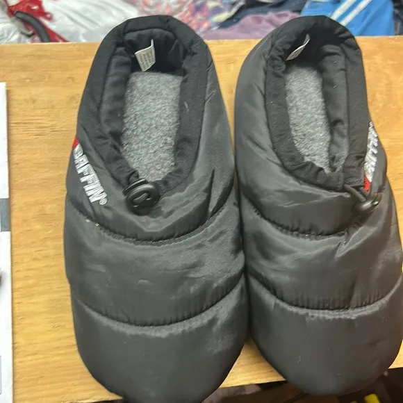 Black comfort shoes by BAGFIN large unisex