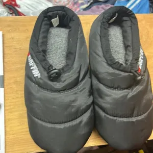 Black comfort shoes by BAGFIN large unisex