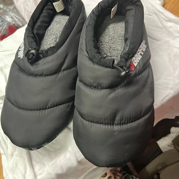 Black comfort shoes by BAGFIN large unisex