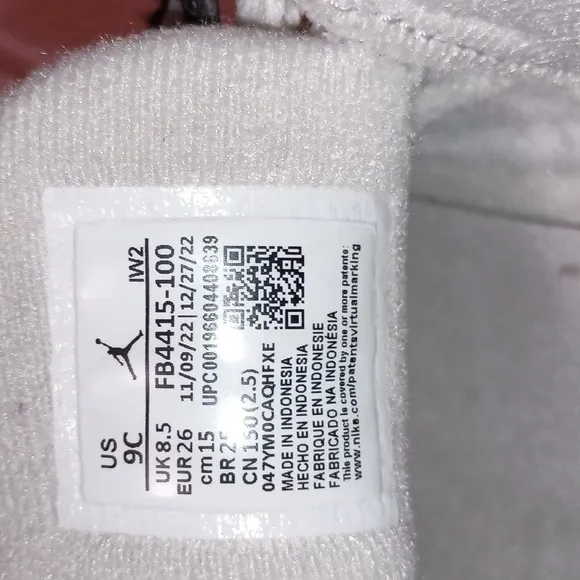 BOY'S JORDAN SNEAKERS