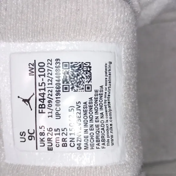 BOY'S JORDAN SNEAKERS