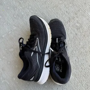 Brooks• athletic shoes
