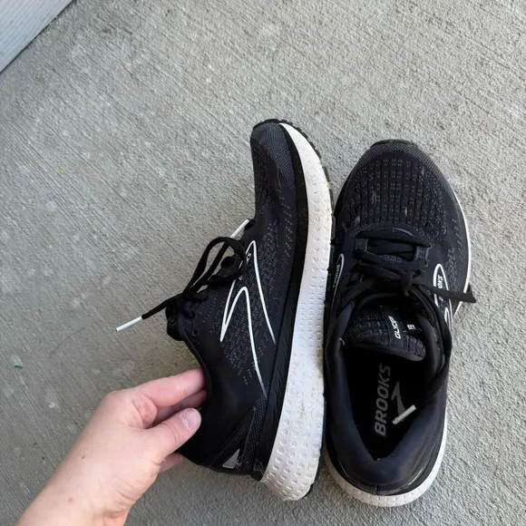 Brooks• athletic shoes
