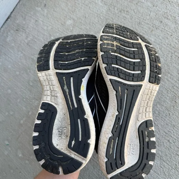 Brooks• athletic shoes