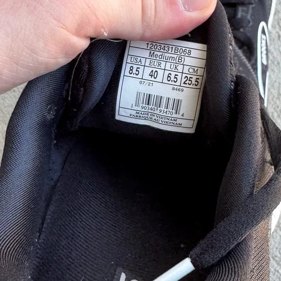 Brooks• athletic shoes