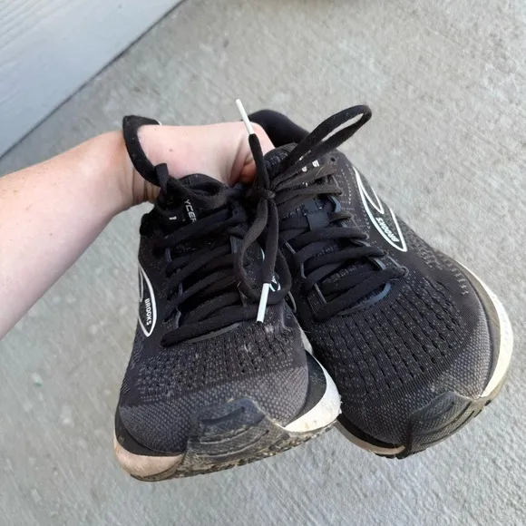 Brooks• athletic shoes
