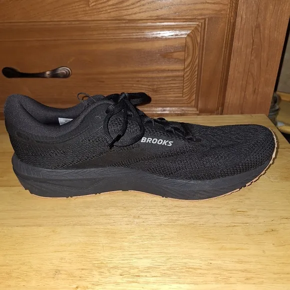 Brooks Revel 7 Men's Black Running Shoes In A Size 12.5D. New With A Flaw