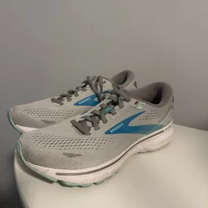 Brooks  Special Edition Berkshire Hathaway Women's Ghost 15 Gray Running Shoes