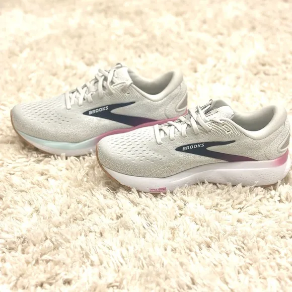 Brooks Women's Ghost 16 Medium/Wide Running Shoe Size 9 Brand New