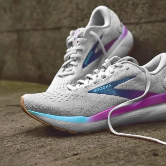 Brooks Women's Ghost 16 Medium/Wide Running Shoe Size 9 Brand New