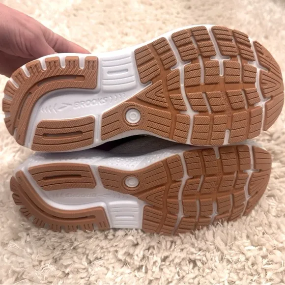 Brooks Women's Ghost 16 Medium/Wide Running Shoe Size 9 Brand New