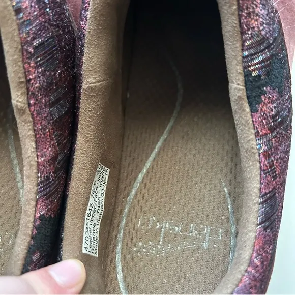 Burgundy Danskos Women’s size 9.5/10 comfortable work shoes healthcare