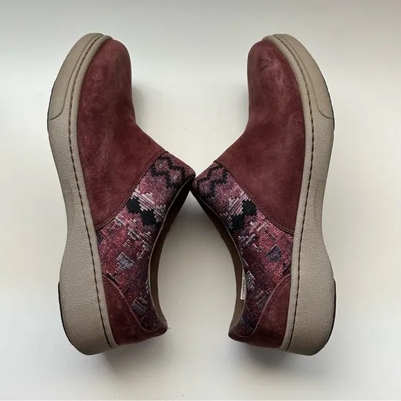 Burgundy Danskos Women’s size 9.5/10 comfortable work shoes healthcare