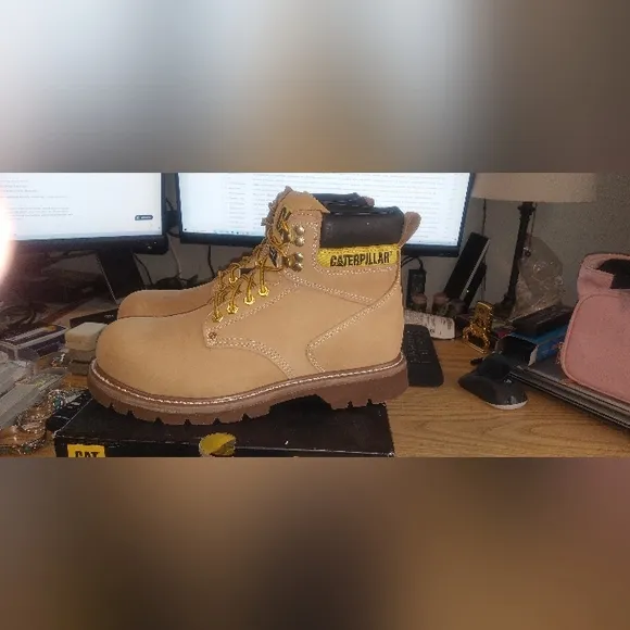 Caterpillar size 9 steel toe work boots NIB
