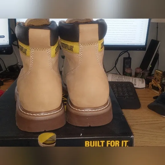Caterpillar size 9 steel toe work boots NIB