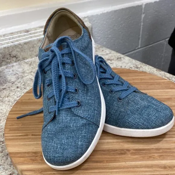 Chaco 6.5 blue lace up sneakers
