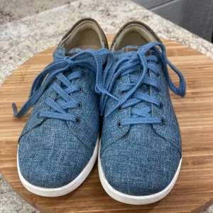Chaco 6.5 blue lace up sneakers