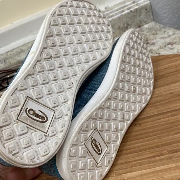 Chaco 6.5 blue lace up sneakers