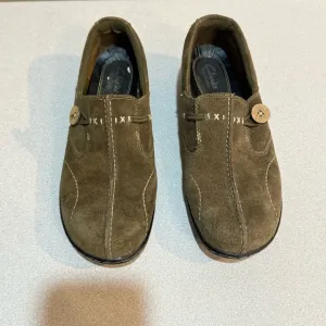 Clarks Bendables Brown Suede Loafer Shoes 39307 Wmns 9.5M Pull-On Button detail
