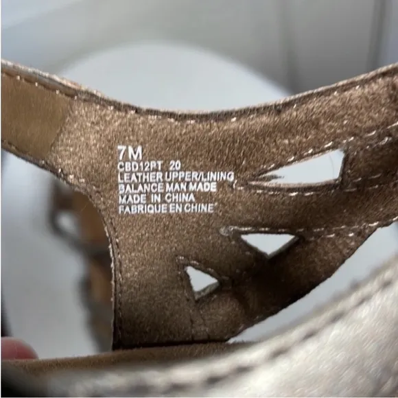 Cobb Hill Aubrey Heeled Shoe Leather Gold Closed Toe Open Heel T Strap Buckle 7M