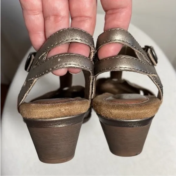 Cobb Hill Aubrey Heeled Shoe Leather Gold Closed Toe Open Heel T Strap Buckle 7M