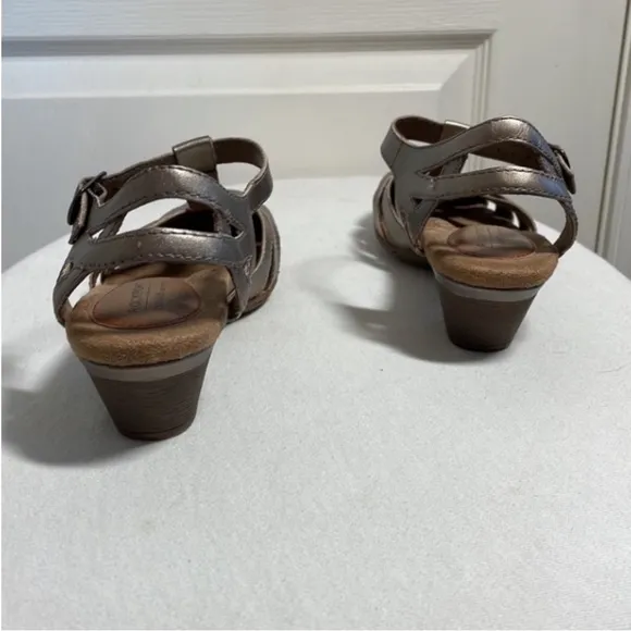 Cobb Hill Aubrey Heeled Shoe Leather Gold Closed Toe Open Heel T Strap Buckle 7M