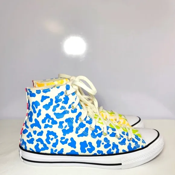 Converse Big boys size 6 And Women's Size 7.5 Sneakers.