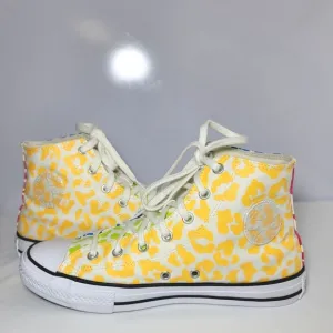 Converse Big boys size 6 And Women's Size 7.5 Sneakers.